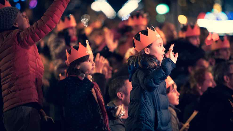 Heilige drei Könige, tausende Kinder am Strassenrand. Eine Tradition in Katalonien